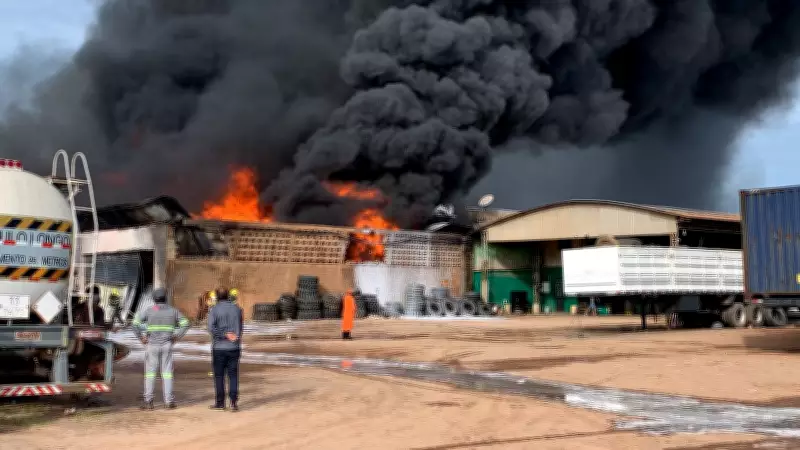 Incêndio de grande proporção atinge loja de autopeças em Boa Vista