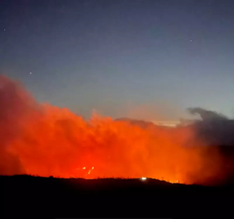 Incêndio de grandes proporções atinge Morro do Açu em Petrópolis e mobiliza equipes de combate