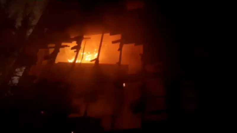 Incêndio de grandes proporções destrói galpão de reciclagem municipal em Itapecerica da Serra