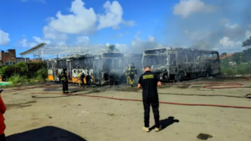Incêndio destrói cinco ônibus escolares em garagem de Lauro de Freitas