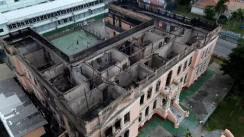 Incêndio destrói interior de prédio histórico tombado do Instituto de Educação em Paranaguá