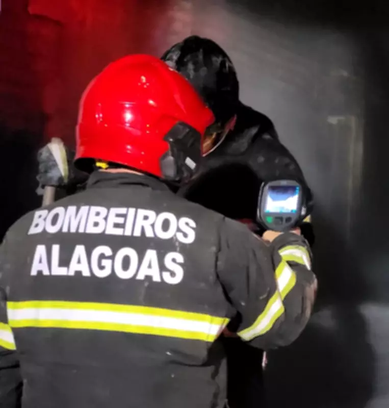 Incêndio destrói loja de eletrodomésticos em Arapiraca; bombeiros controlam chamas
