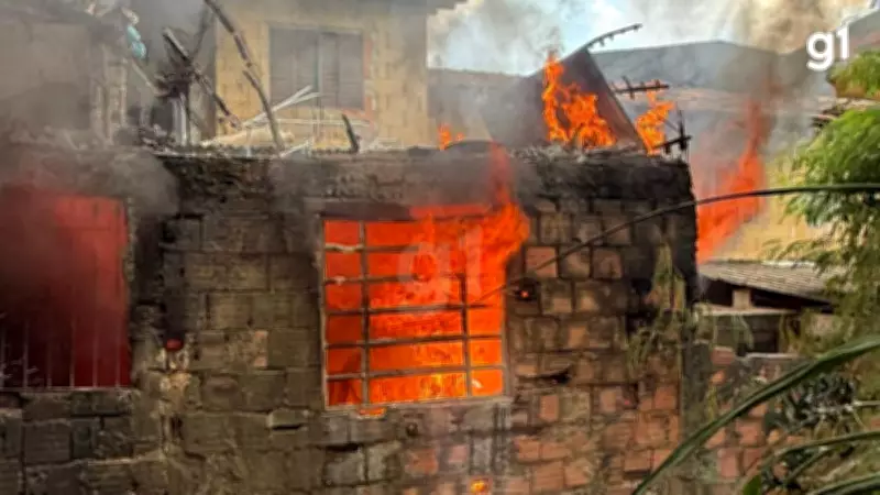 Incêndio destrói residência em Ipatinga após tentativa de queimar papelão dentro de casa
