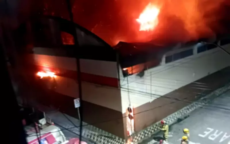 Incêndio destrói supermercado em Pouso Alegre (MG) na madrugada desta segunda-feira