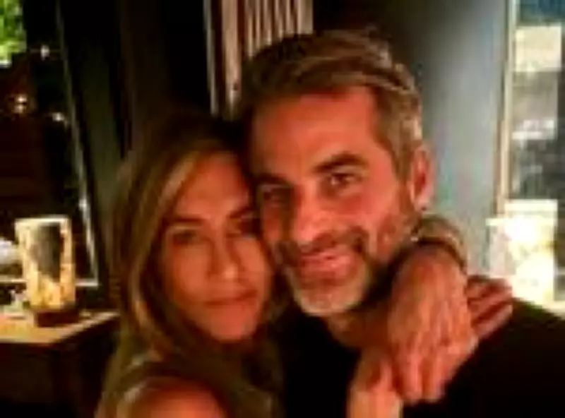 Influência do namorado 'guru' transforma vida íntima de Jennifer Aniston