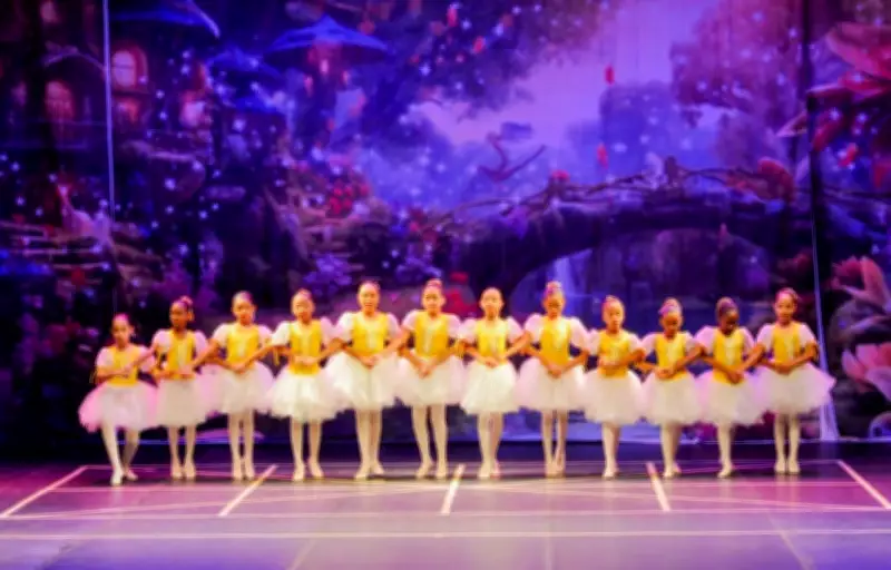 Instituto oferece aulas gratuitas de ballet para crianças de comunidades em Salvador