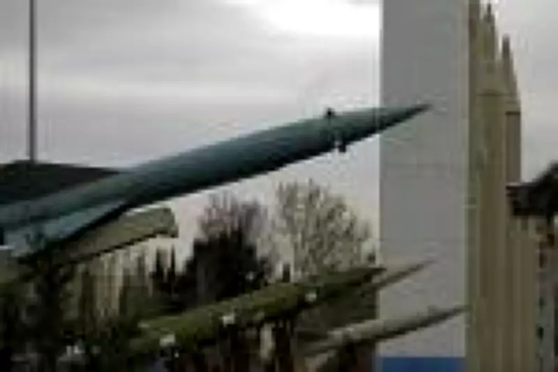 Inteligência dos EUA revela que Irã mantém metade de mísseis após ataques, contradizendo Trump