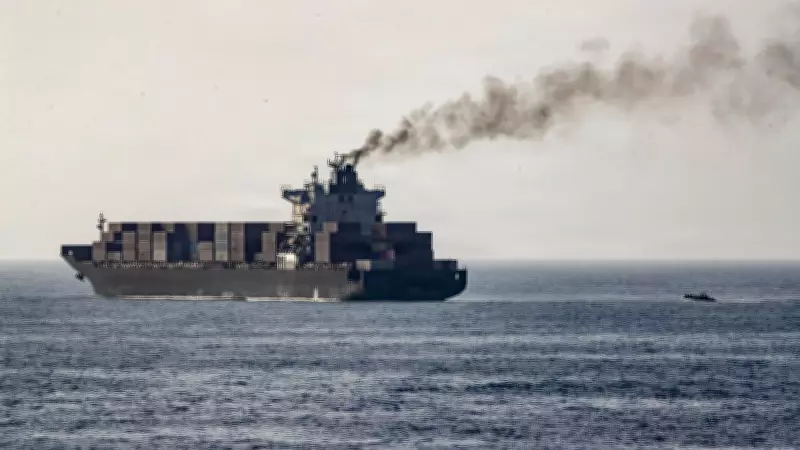 Irã ataca navios no Estreito de Hormuz em meio a cessar-fogo indefinido e tensão global