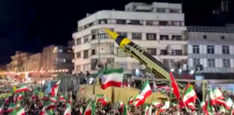 Irã exibe mísseis balísticos avançados em desfile militar em Teerã