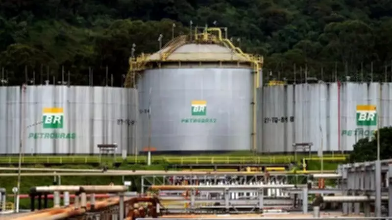 Irã reabre Estreito de Ormuz e preços do petróleo despencam globalmente