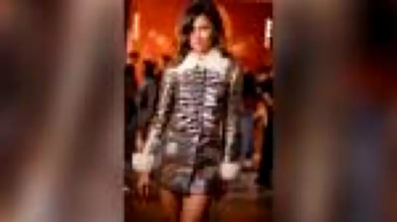 Jaqueta napoleônica ressurge como ícone da moda em passarelas e guarda-roupas de celebridades