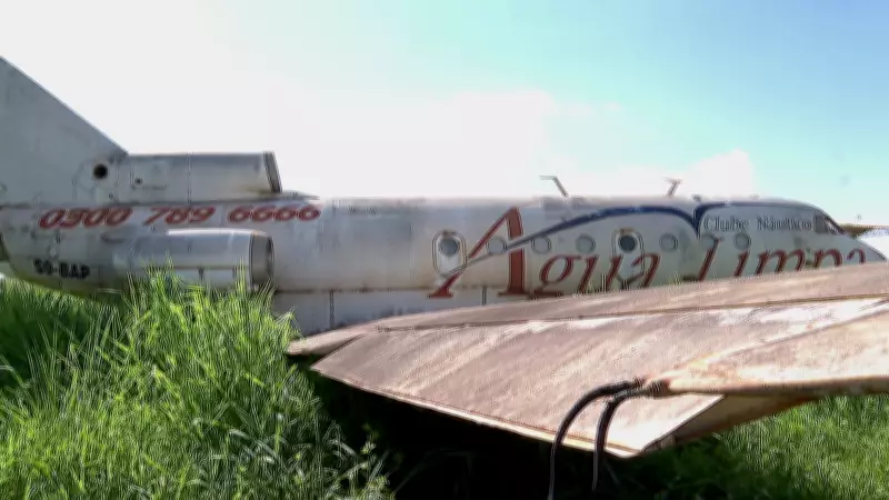 Jato soviético Yak-40 abandonado há 20 anos em aeroporto de Ribeirão Preto