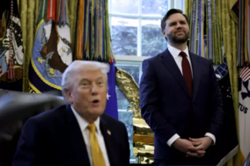 JD Vance, alvo de provocações de Trump, vê popularidade despencar após guerra com Irã