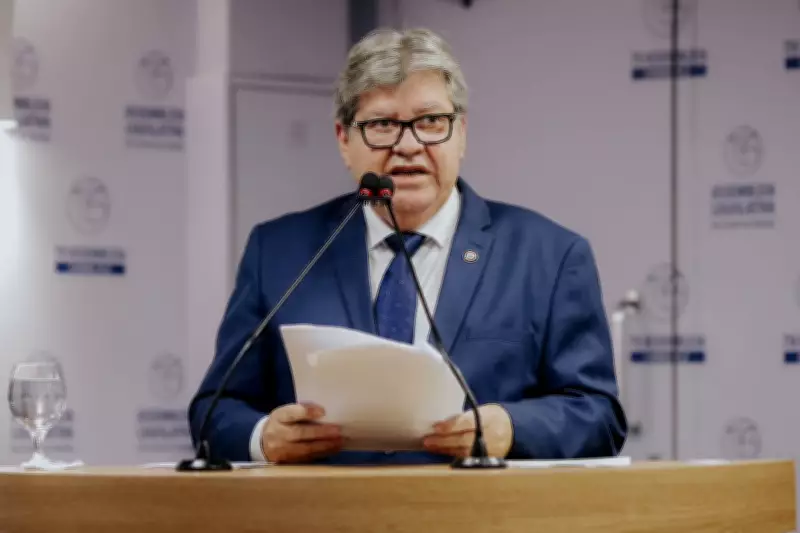 João Azevêdo renuncia e Lucas Ribeiro assume governo da Paraíba em cerimônia solene