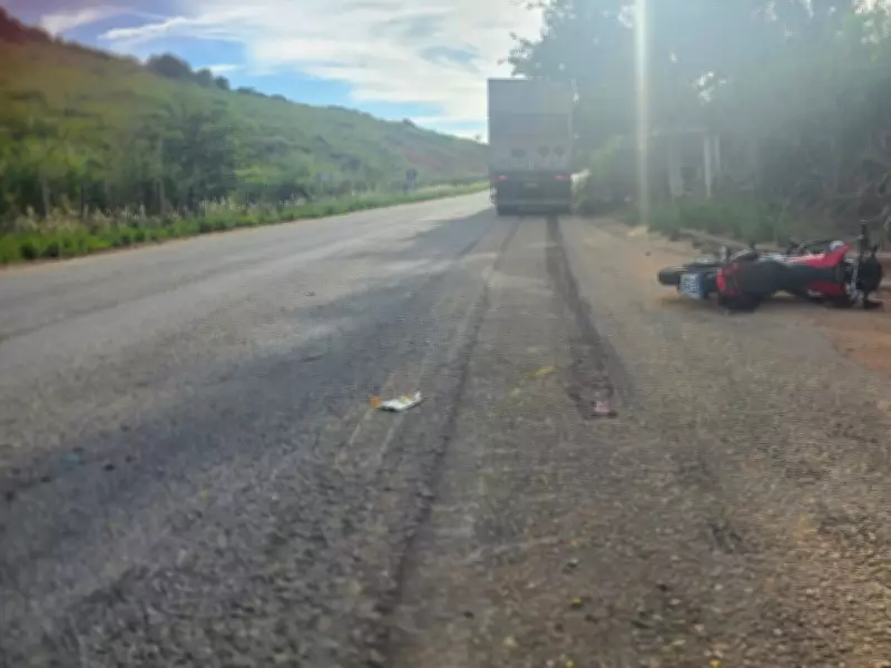 Jovem de 22 anos morre em acidente com moto, carro e caminhão em Teófilo Otoni