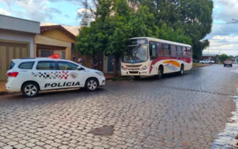 Jovem embriagado furta ônibus e faz manobras arriscadas em Ituverava