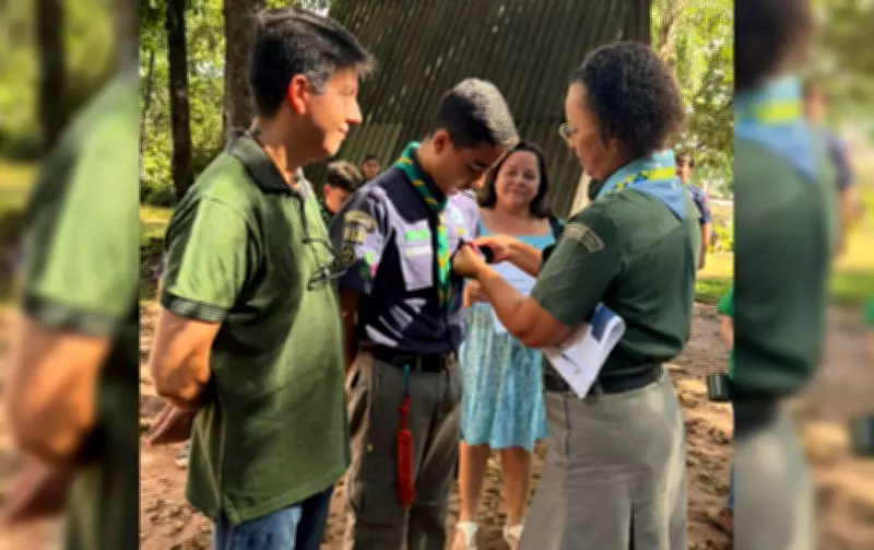 Jovem escoteiro de Garça recebe medalha de coragem por salvar colega engasgado