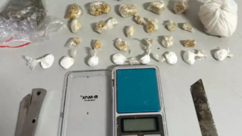 Jovem é preso por tráfico após fugir por telhados e se esconder em banheiro em Patos de Minas