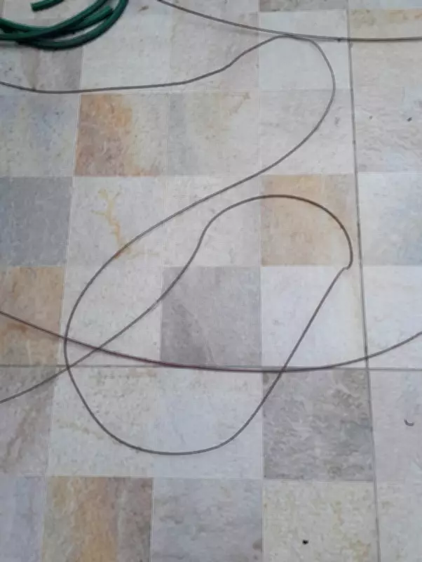 Jovem sofre descarga elétrica grave após cabo de alta tensão atingir casa em Rio das Ostras