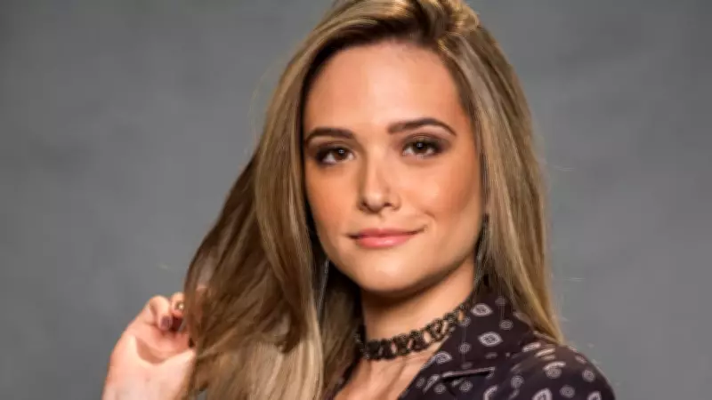 Juliana Paiva anuncia noivado com Danilo Partezani em praia de Alagoas