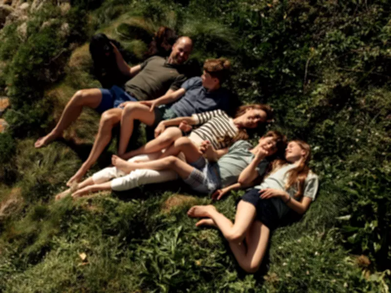 Kate Middleton e William celebram 15 anos com nova foto de família