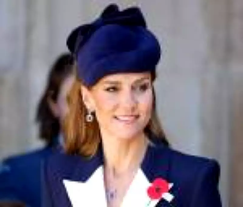 Kate Middleton usa joias de Diana e look Givenchy em homenagem no Anzac Day