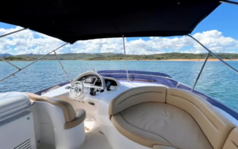 Lancha de R$ 8 milhões com três andares e hidromassagem é atração de luxo no Lago de Furnas