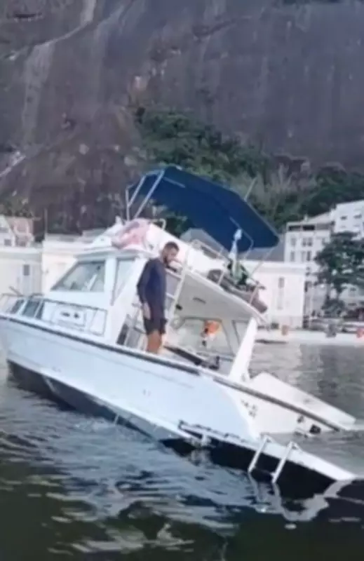 Lancha fica à deriva na Praia da Urca, no Rio; Bombeiros resgatam uma pessoa