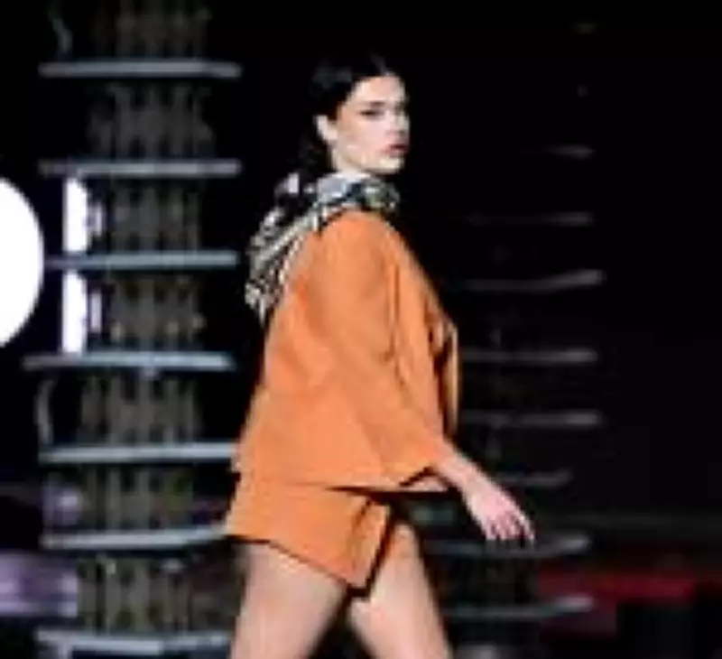 Laranja em Órbita: Como a Cor dos Astronautas da Artemis II Domina a Moda em 2026