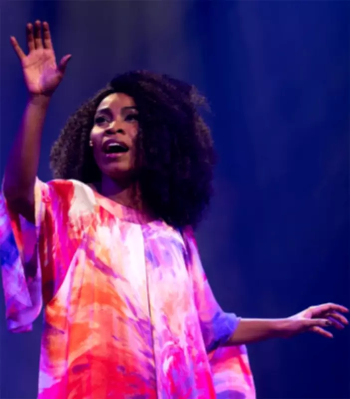 Larissa Noel brilha como Zezé Motta em musical que celebra trajetória e luta antirracista