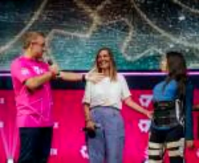 Laís Souza emociona ao ficar em pé em homenagem à cientista brasileira em evento de tecnologia