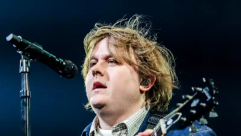 Lewis Capaldi fala sobre beijo em Harry Styles e revela que usou o momento em apps de namoro