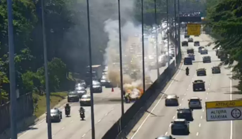 Linha Amarela interditada após carro pegar fogo na Cidade de Deus