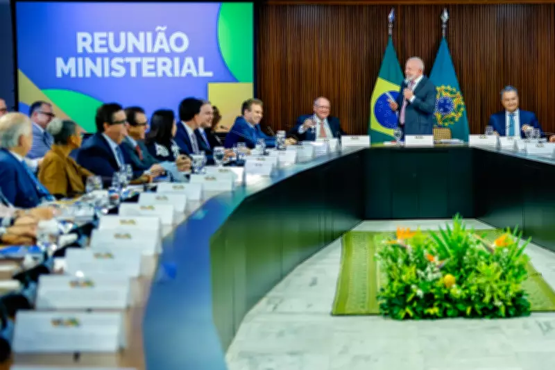 Lula inicia campanha extraoficial e anuncia trocas ministeriais em reunião de 2026