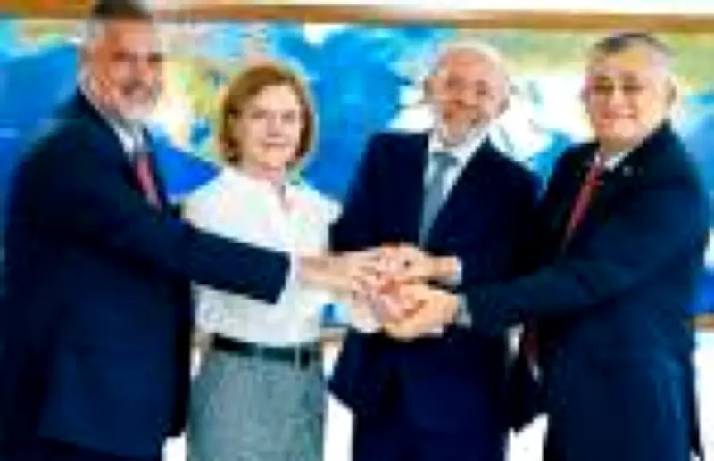 Lula promove dança de cadeiras: Paulo Pimenta assume liderança do governo na Câmara
