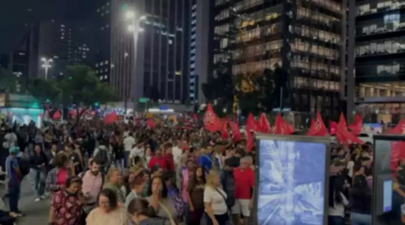 Manifestantes bloqueiam Avenida Paulista em protesto contra escala 6x1