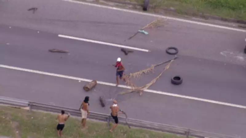 Manifestantes fecham BR-116 após morte de morador em confronto policial na Baixada Fluminense