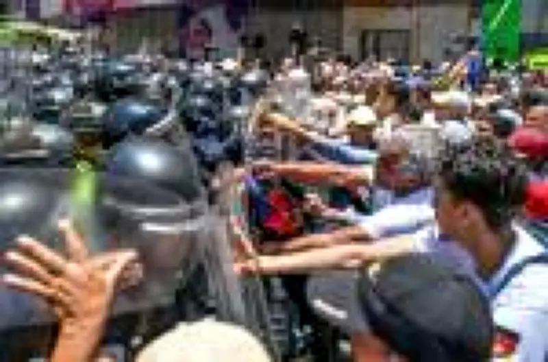Manifestantes são reprimidos com gás lacrimogêneo em Caracas ao exigirem salários dignos