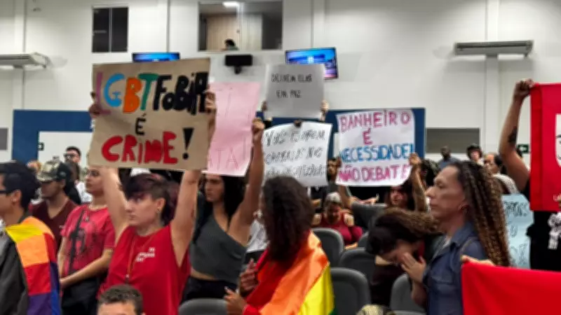 Manifestação contra lei que proíbe mulheres trans de usarem banheiros femininos em Campo Grande