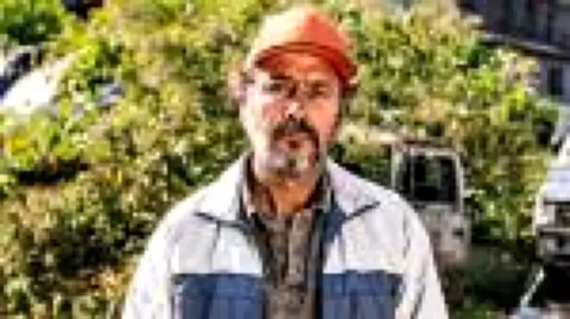 Marcos Palmeira surge irreconhecível como dono de ferro-velho em 'Três Graças'