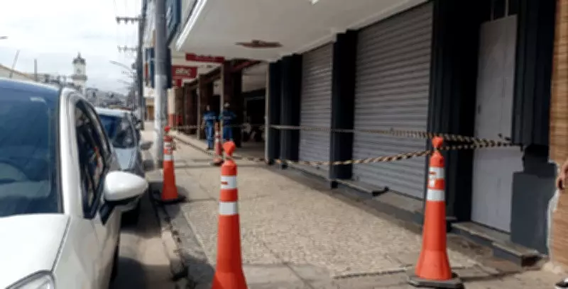 Marquise de cinema é interditada por risco de queda no Centro de Juiz de Fora