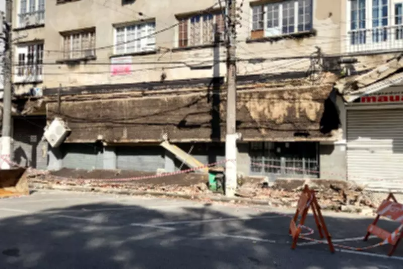 Marquise desaba no Centro de Santos e atinge dois homens em situação de rua