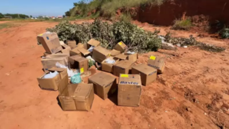 Materiais de saúde são descartados irregularmente em rua de terra em Bauru, SP