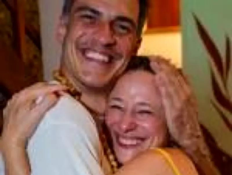 Mateus Solano e Paula Braun se reencontram em festa após separação