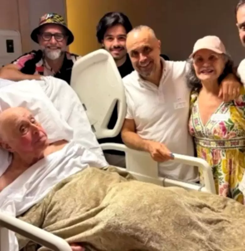 Mauro Mendonça celebra 95 anos internado em hospital com família reunida