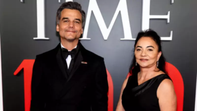 Mãe de Wagner Moura rouba a cena em evento da revista Time e vira estrela