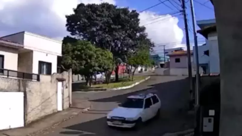 Mãe e filha ficam feridas após carro desgovernado atingir poste em MG