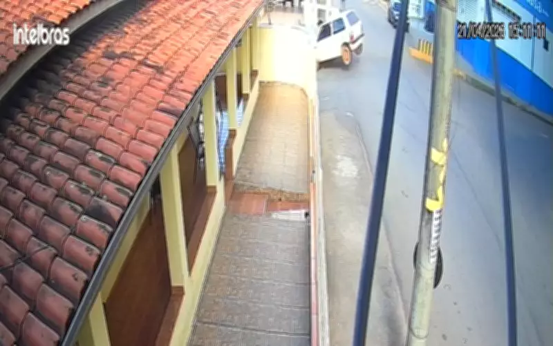 Mãe e filha sofrem ferimentos após carro desgovernado colidir com poste em Campestre, MG