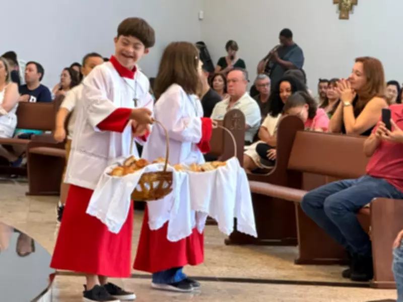 Menino com Síndrome de Down supera resistência e se torna coroinha em Piracicaba