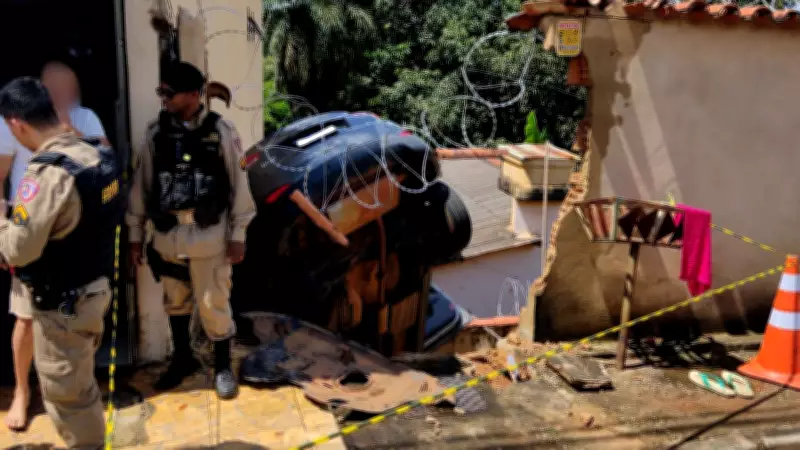 Menino de 9 anos solta freio de mão e carro invade casa em Paracatu